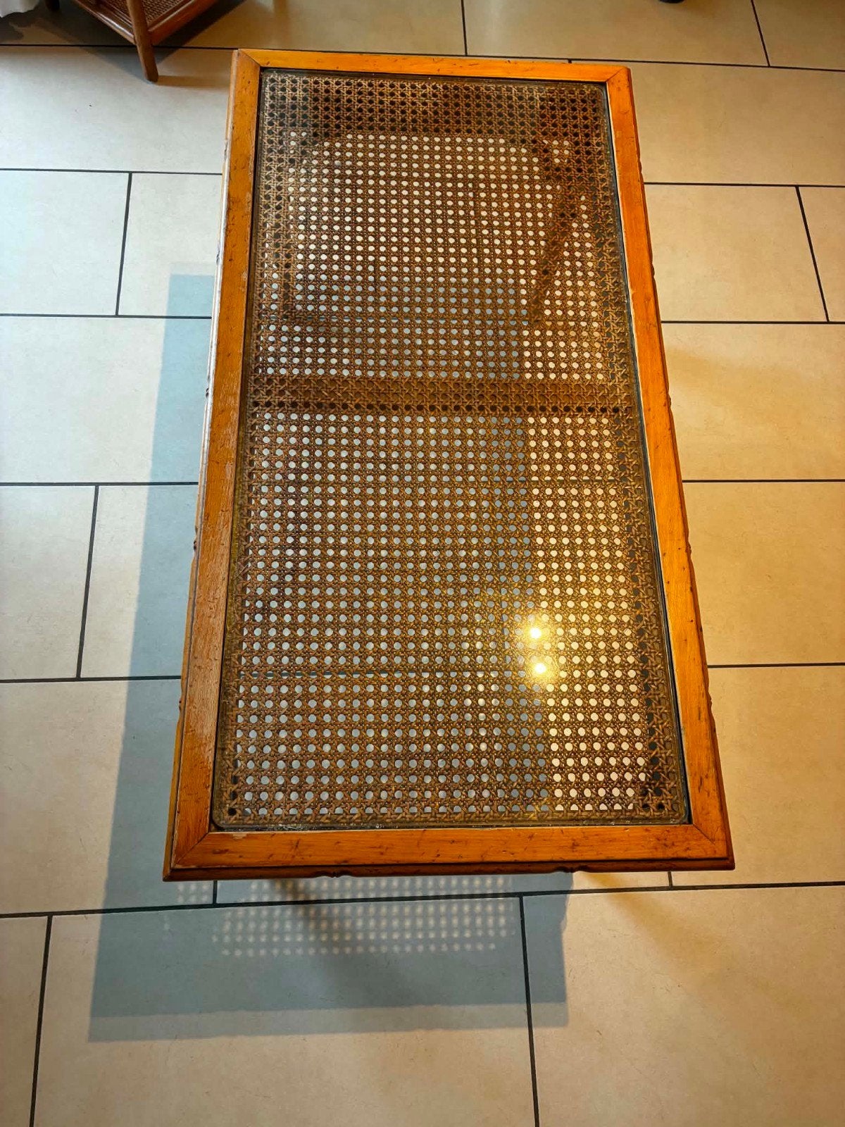 Table de salon tressée avec verre 
15€, Ophalen, Glas