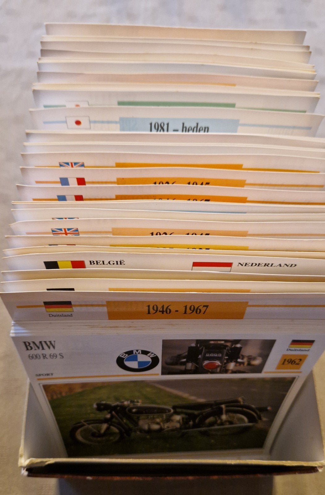 Boîte contenant des cartes à collectionner sur les motos., Enlèvement ou Envoi, Comme neuf, Atlas uitgeverij, Général