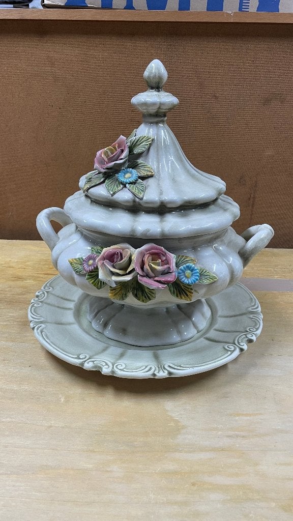 Grande soupière en porcelaine, Enlèvement