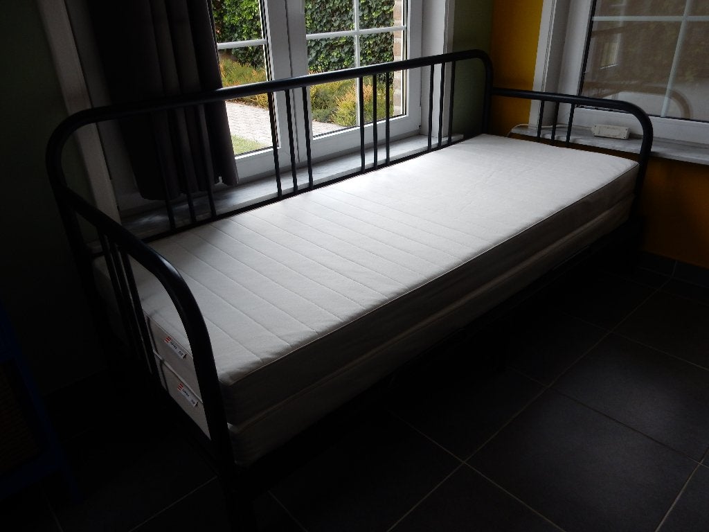 uittrekbare slaapbank met 2 matrassen, Huis en Inrichting, Slaapkamer | Slaapbanken, Ophalen, 90 cm, Zwart, Tweepersoons
