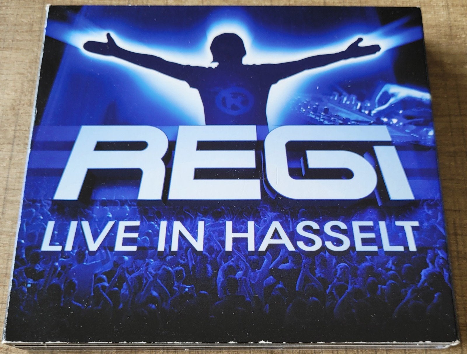 CD-Album + DVD Regi - Live in Hasselt, CD & DVD, CD | Dance & House, Enlèvement ou Envoi, Comme neuf, Dance populaire, Coffret