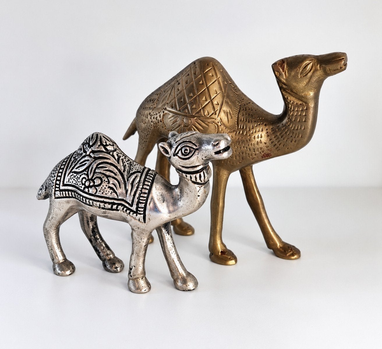 Set van 2 decoratieve metalen kamelen – handbewerkt, Minder dan 20 cm, Ophalen of Verzenden, Beeld, Goud