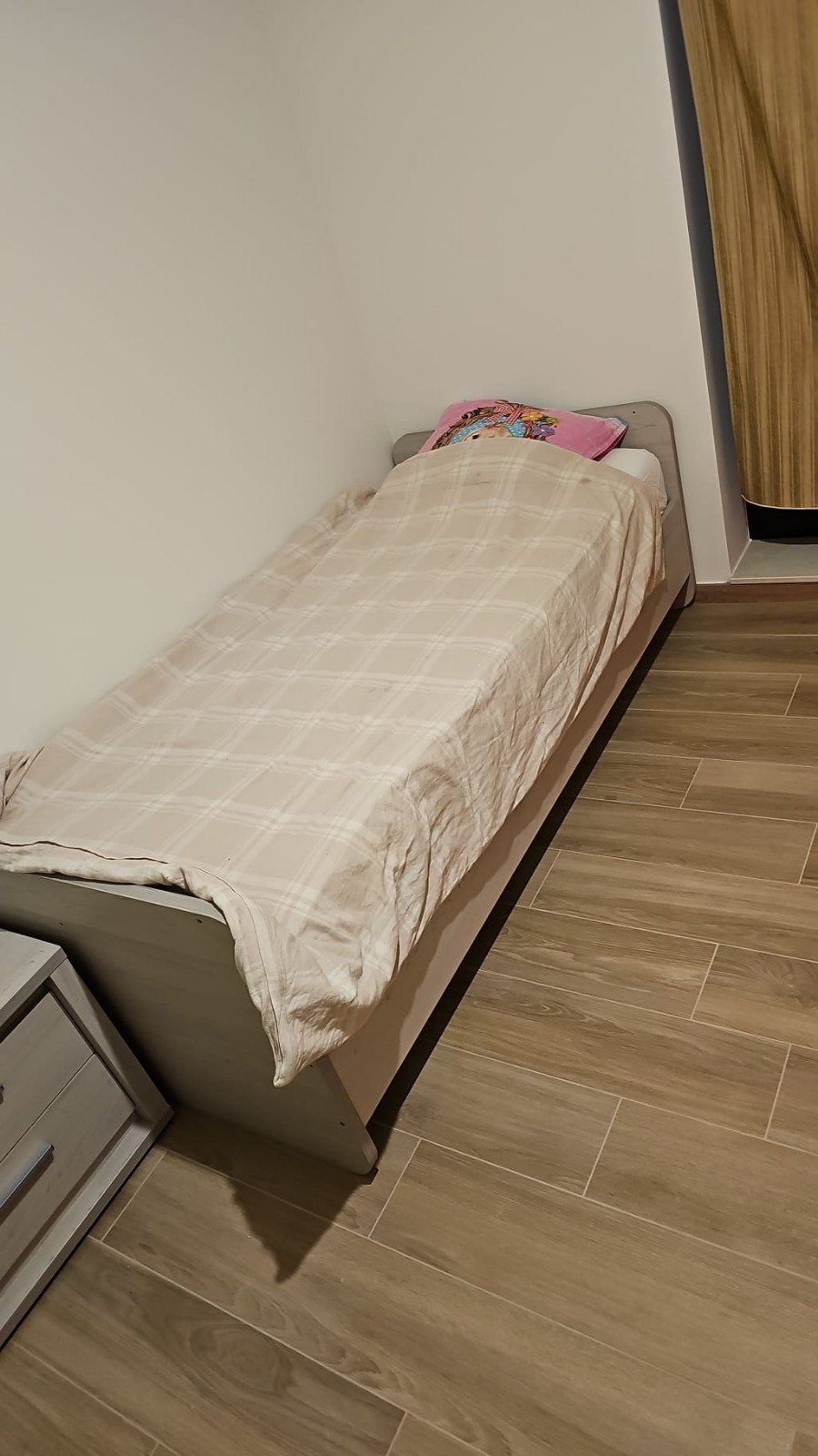 Eenpersoonsbed met matras en nachtkastje, Huis en Inrichting, Ophalen, Eenpersoons