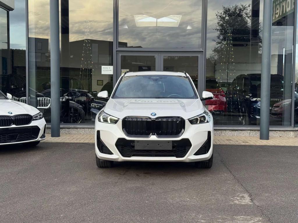 BMW iX1 iX1 xDrive30 M Sportpaket (bj 2023, automaat), Auto's, Automaat, 230 kW, Gebruikt, Zwart