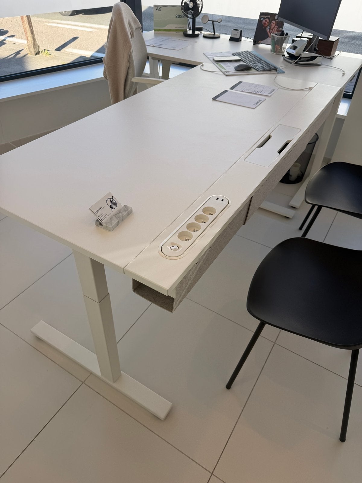 Bureau ikea met stopcontact (2 beschikbaar) - MITTZON, Maison & Meubles, Bureaux, Enlèvement, Prise de courant, Comme neuf, IKEA