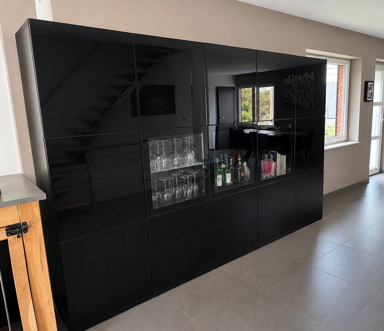 Grand meuble de rangement noir laqué avec vitrines, Maison & Meubles, Enlèvement, Comme neuf