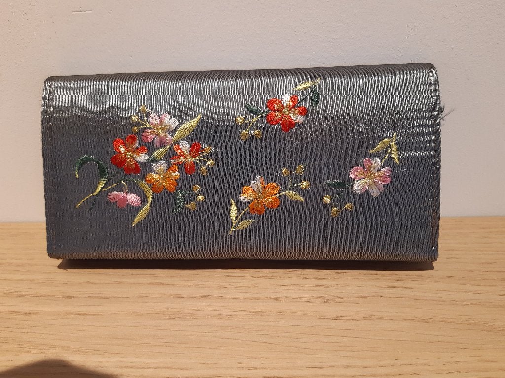Portefeuille en tissu argenté brodé - NEUF, Handtassen en Accessoires, Ophalen, Nieuw