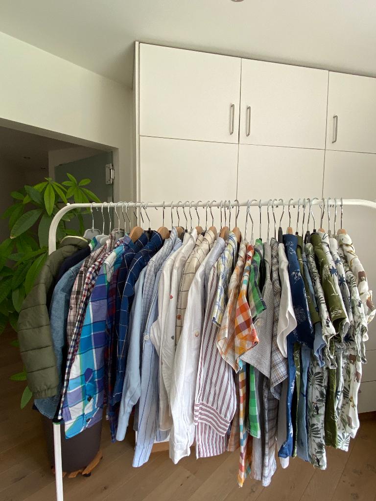 36 jongens hemden (92 t.e.m. 122) + jas + gratis kapstokken, Kinderen en Baby's, Ophalen
