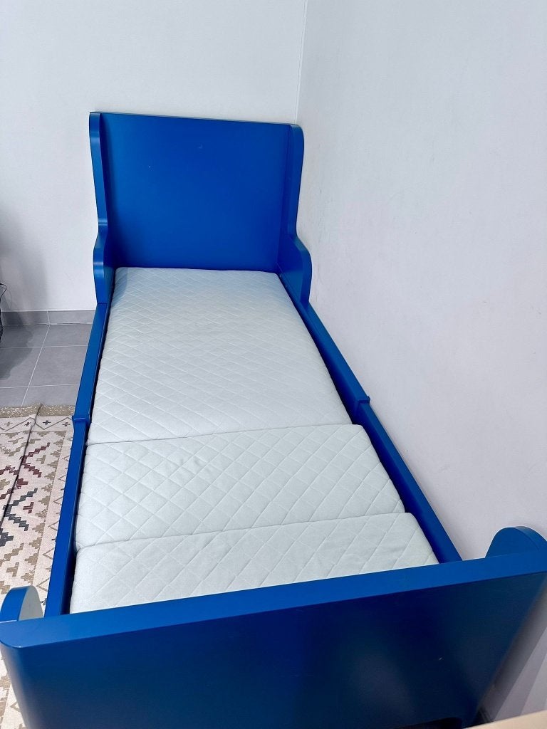 Blauw eenpersoonsbed met matras — Zeer goede staat, Huis en Inrichting, Slaapkamer | Bedden, Ophalen, Gebruikt, Eenpersoons, Blauw