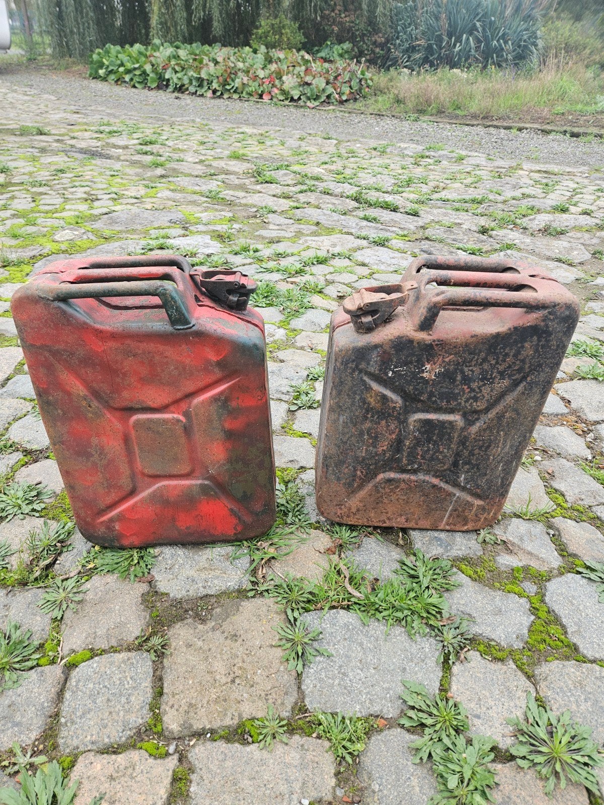 2 x jerrycan ter decoratie, Ophalen