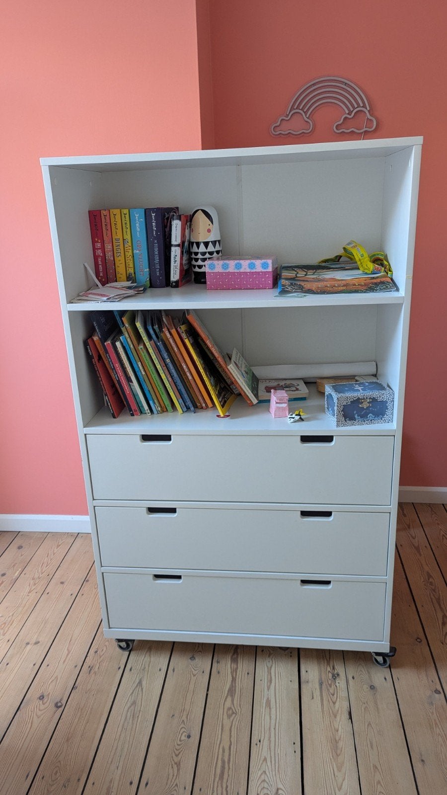 Witte Bopita boekenkast met 3 laden op wieltjes, Huis en Inrichting, Ophalen, Zo goed als nieuw