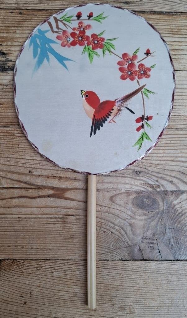 Handbeschilderde vintage zijde waaier met vogel en bloesem, Antiquités & Art, Enlèvement ou Envoi