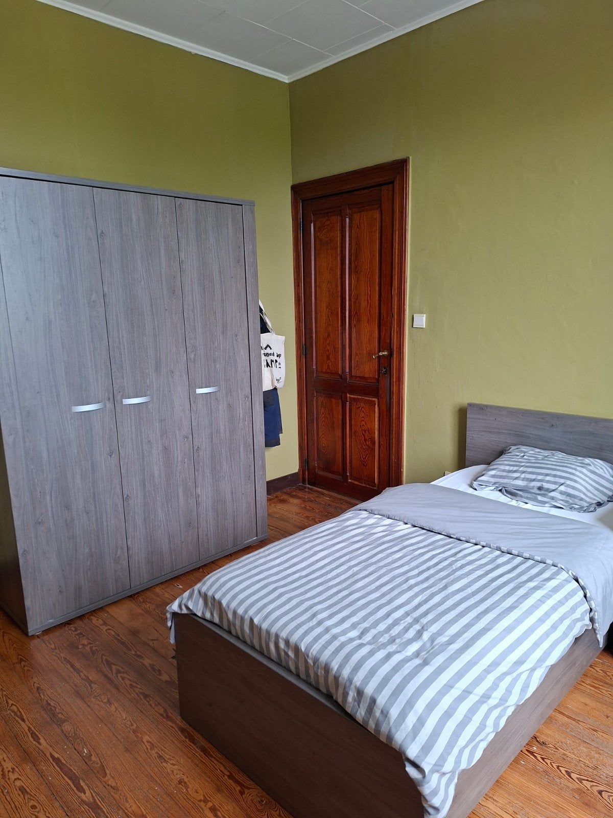 1 persoonsbed + kledingskast, Huis en Inrichting, Ophalen, Zo goed als nieuw, Eenpersoons, Grijze houtlook
