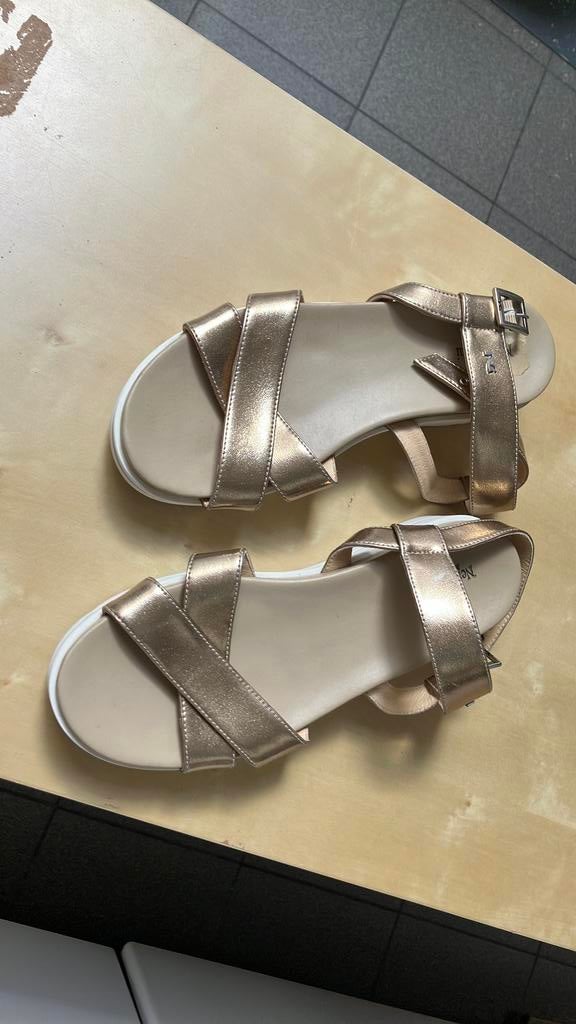 Sandalen van NeroGiardini, Enlèvement, Comme neuf