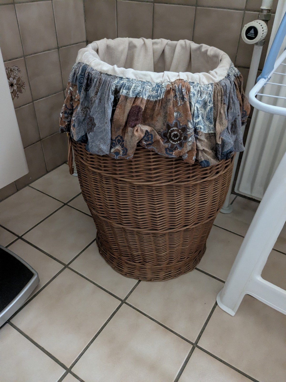 Mooie vintage rieten wasmand met landelijke stoffen voering, Ophalen, Gebruikt, Gevlochten, Mand