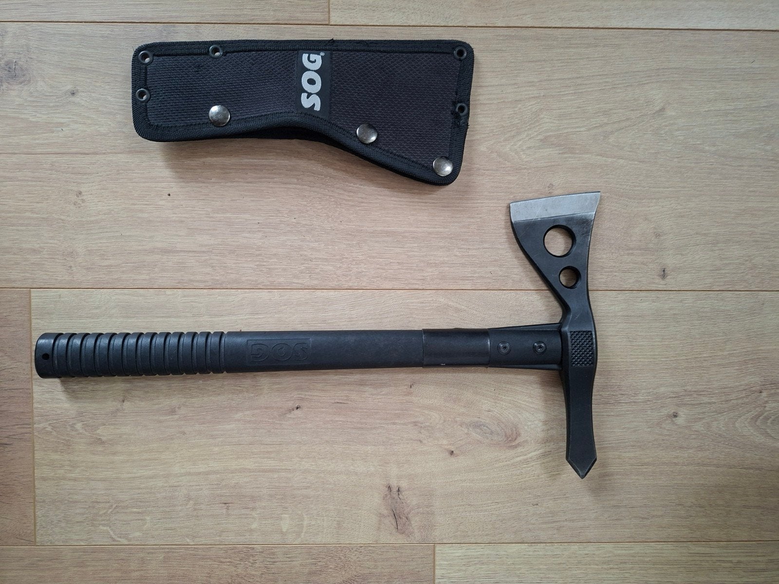 SOG Fasthawk Tomahawk bijl, Enlèvement