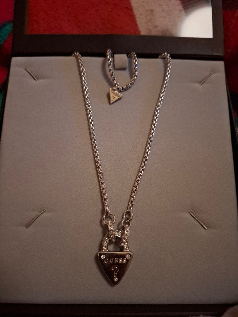 Collier Guess, Bijoux, Sacs & Beauté, Colliers, Comme neuf, Enlèvement, Avec strass, Argent