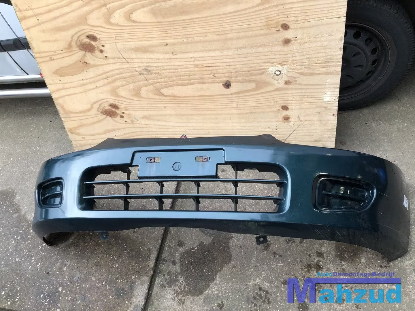 MITSUBISHI Colt V 5 groen voorbumper, Info@mitsubishi-motors.com, Pare-chocs, Mitsubishi Motors Corporation, Utilisé