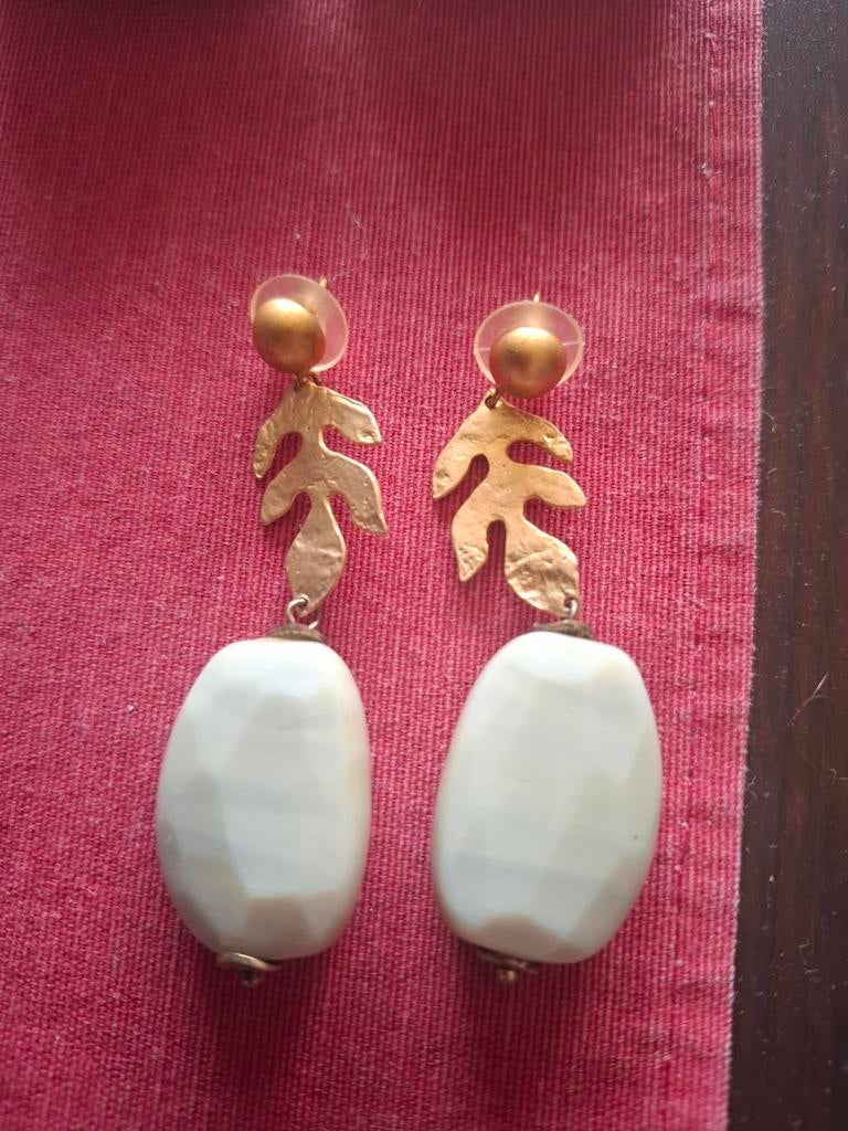 Superbes boucles d'oreilles longues en or avec pierre ivoire, Enlèvement