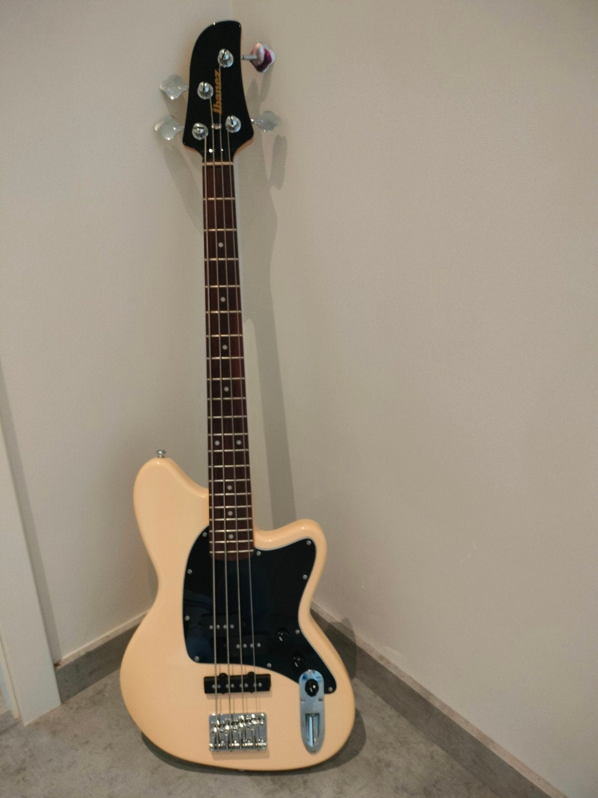 Ibanez TMB30 shortscale bass, Muziek en Instrumenten, Ophalen, Zo goed als nieuw
