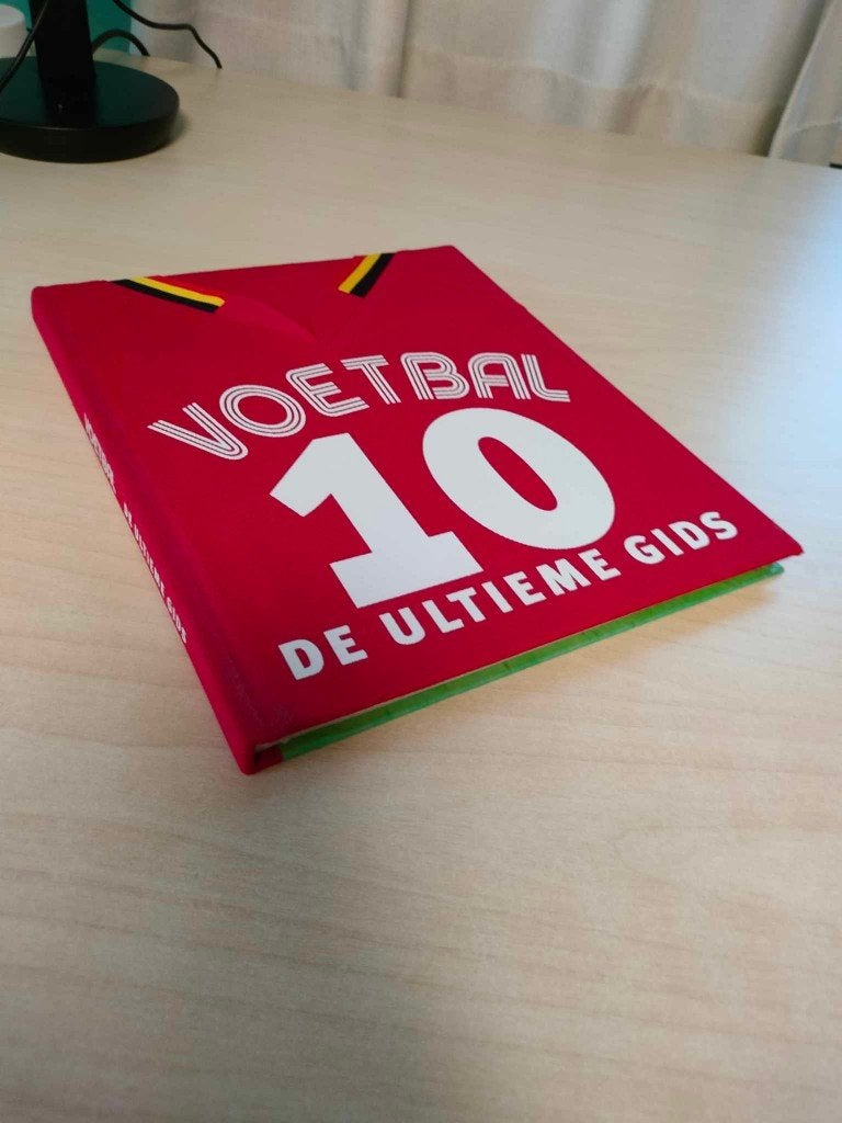 Voetbal 10, M. Cloake, Ophalen of Verzenden, Zo goed als nieuw, Balsport