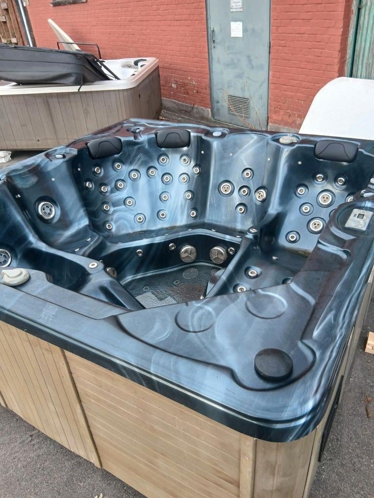Jacuzzi gratis geleverd geplaatst en 1j garantie, Ophalen of Verzenden