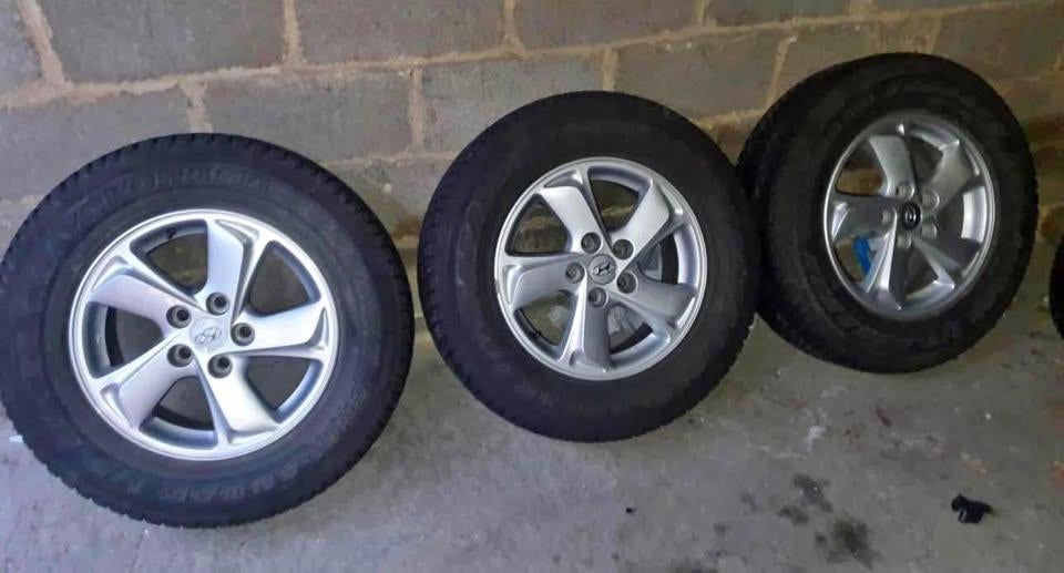 4 pneus avec jantes alliage pour Hyundai, Autos : Pièces & Accessoires, Pneus & Jantes, Enlèvement, Pneus hiver, Pneus et Jantes