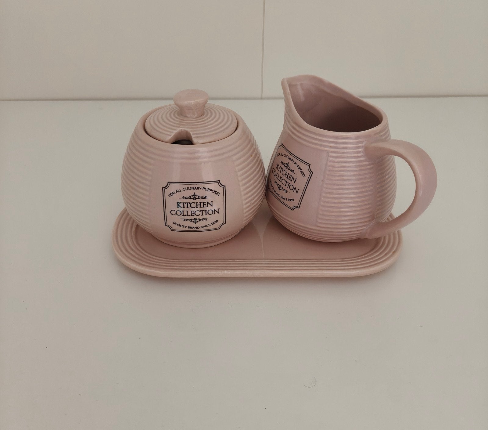Service en céramique – Sucrier, pot à lait et plateau, Moderne, Enlèvement, Comme neuf, Rose