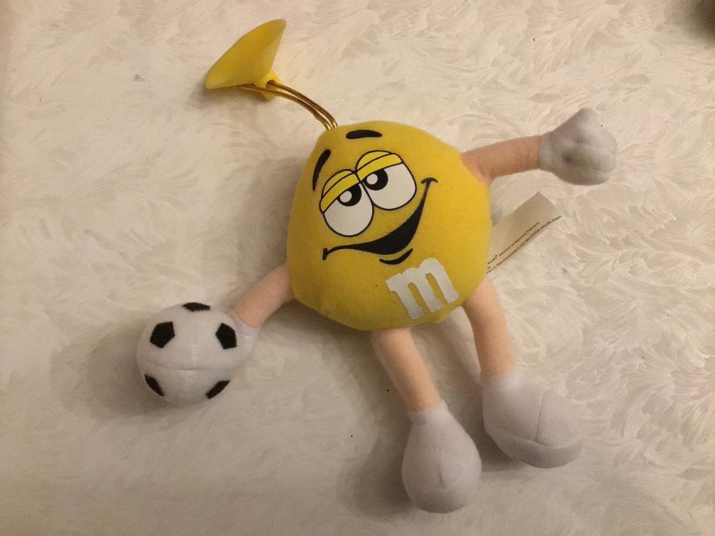 Jouet en peluche M&M représentant un ballon de footbal jaune, Collections, Marques & Objets publicitaires, Enlèvement ou Envoi