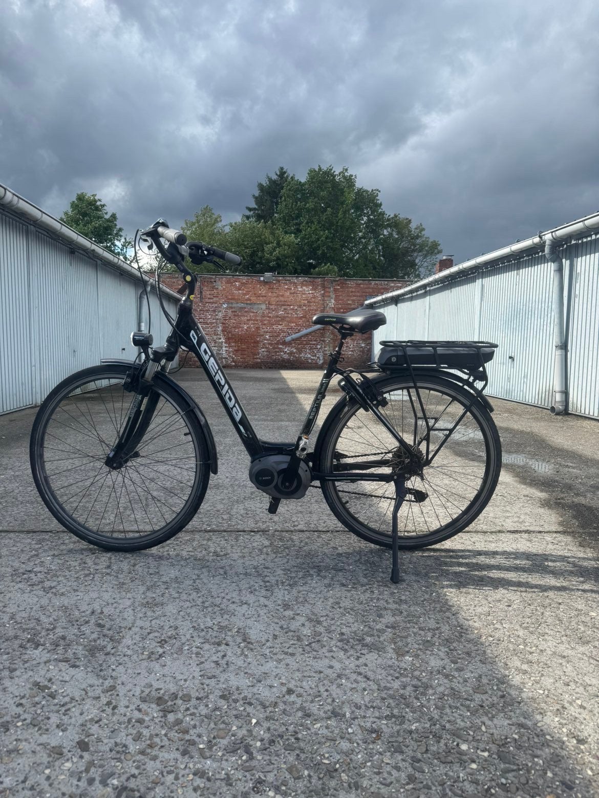 VÉLO ÉLECTRIQUE GEPIDA AVEC MOTEUR CENTRAL BOSCH, Enlèvement, Comme neuf