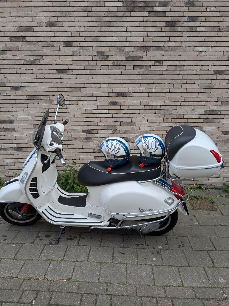 Vespa 300 GTS Super ie, Motoren, Scooter, Occasion, Particulier, Minimaal motorrijbewijs A2