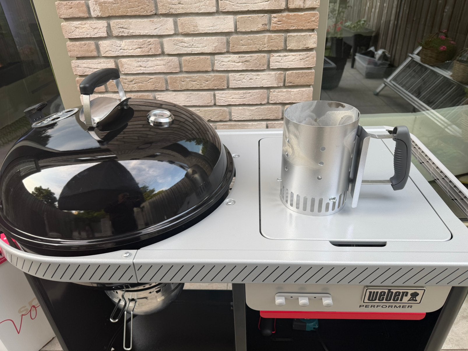 WEBER PERFORMER PREMIUM HOUTSKOOLBARBECUE Ø 57 CM (2026), Ophalen, Zo goed als nieuw, Houtskool, Vrijstaand