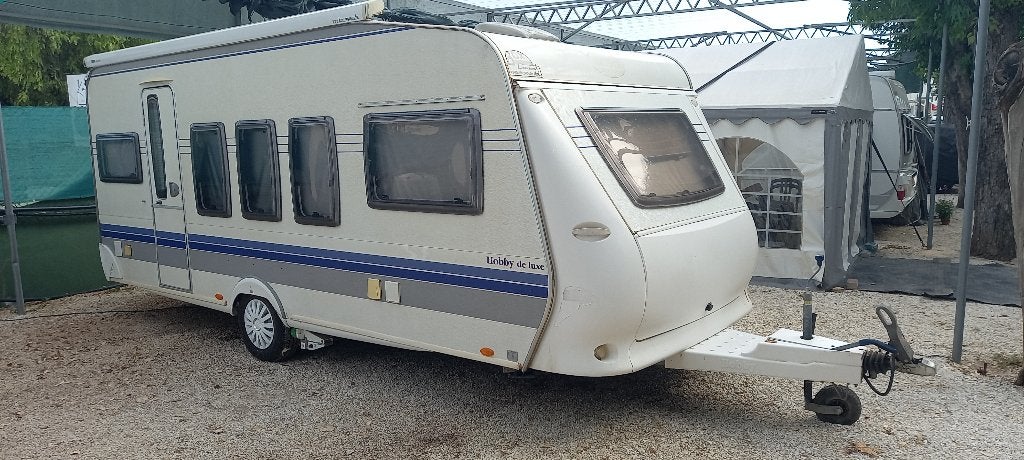 Caravan Hobby 520 (2008) met mover, voortent en tuinhuis, Jusqu'à 4, Hobby, 5 à 6 mètres, Lit transversal