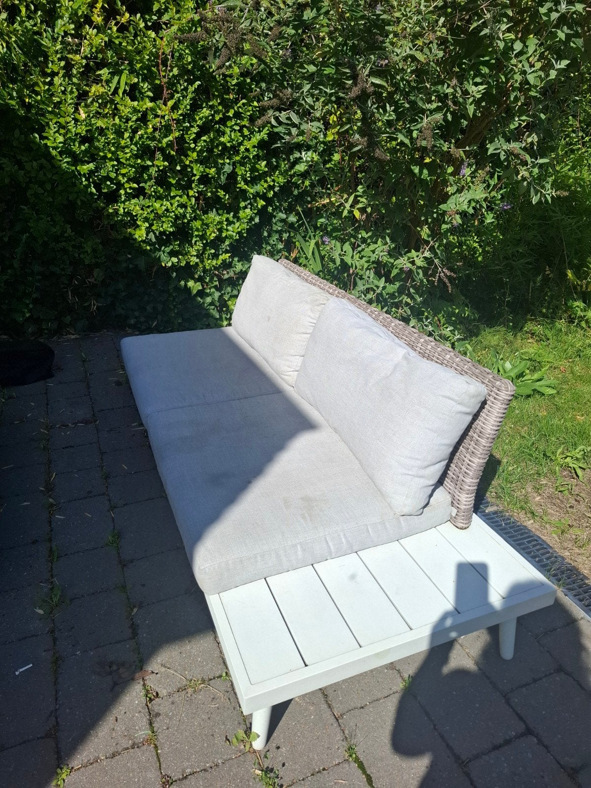 bankje wit met losse grijze kussens, Tuin en Terras, Ophalen