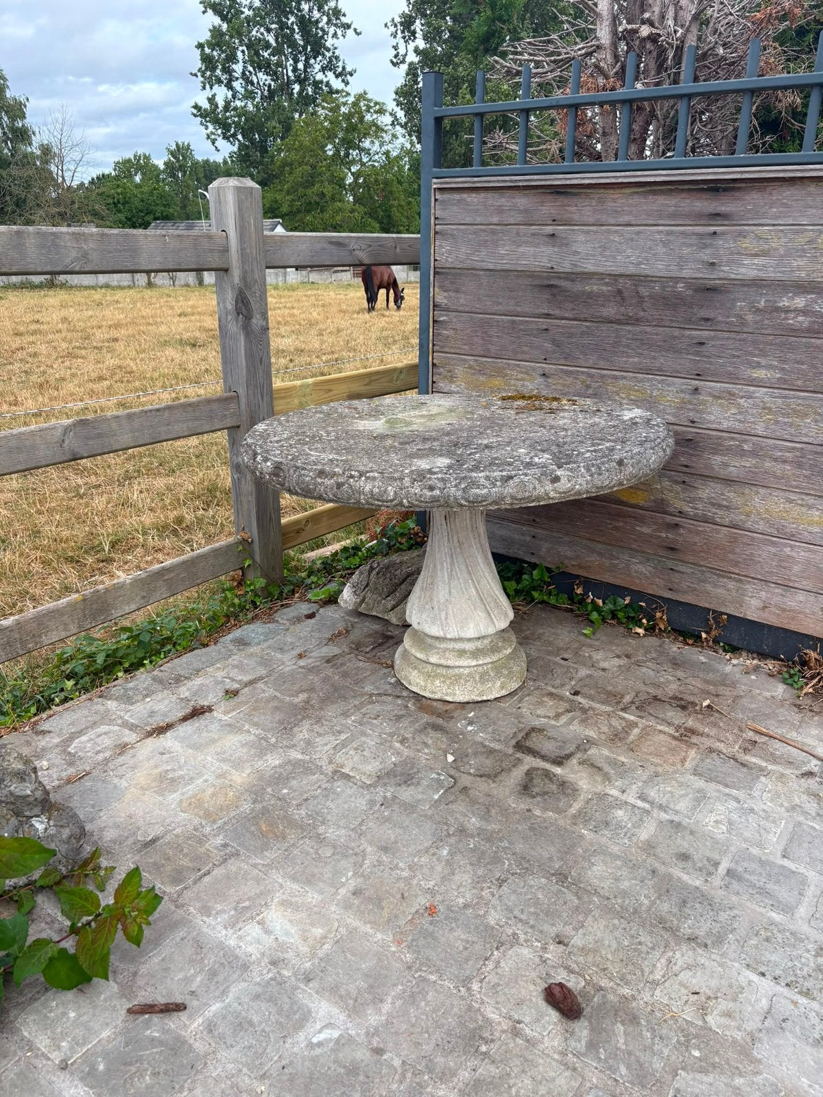 Tafel in steen, Rond, Pierre, Enlèvement, Utilisé