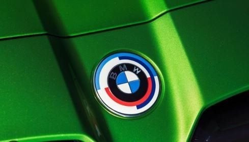 BMW embleem 50 year logo  nieuw BMW 74 mm 51117886545 788654, Neuf, -, -, -