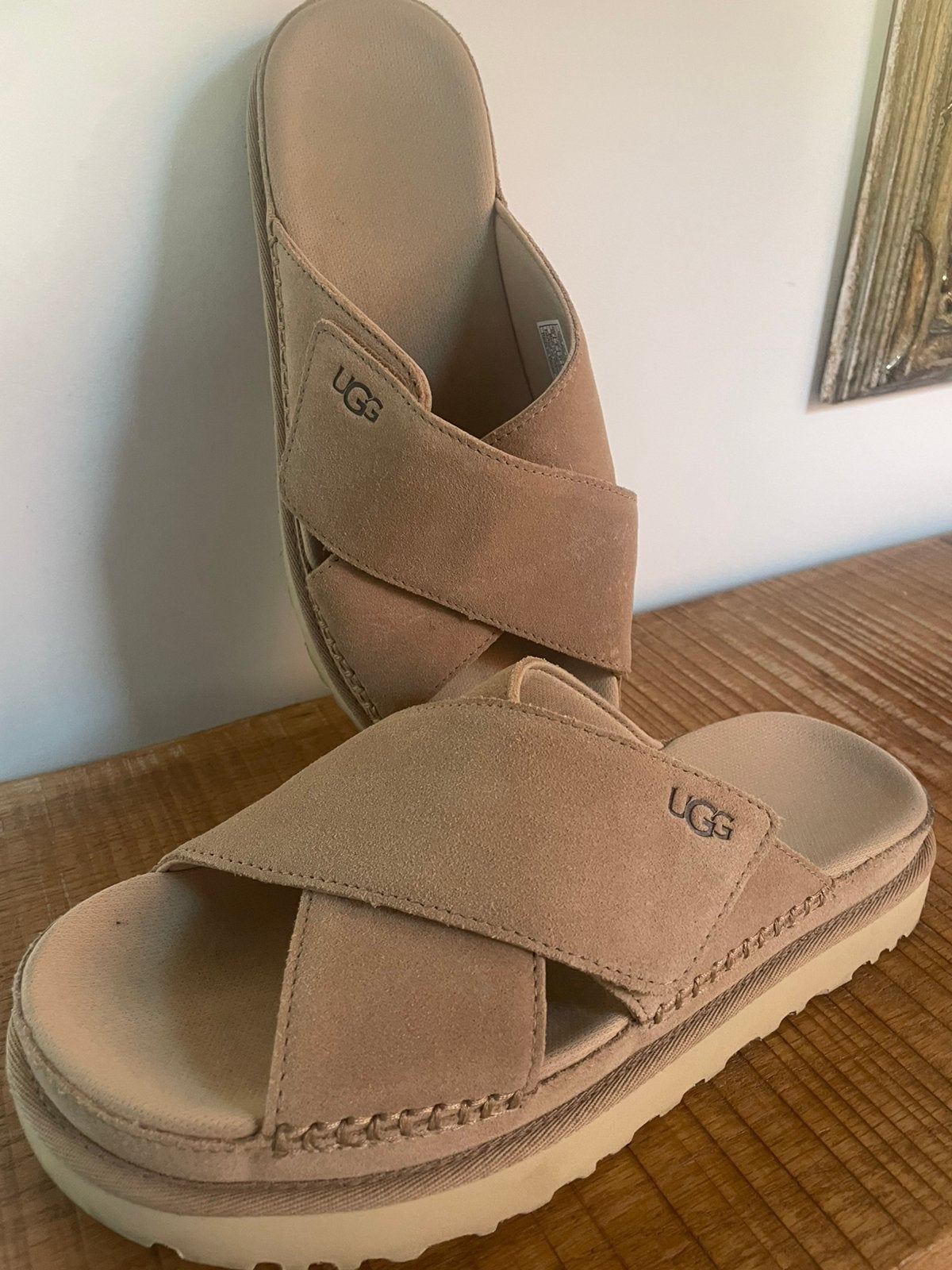 Ugg sandaal maat 41, fits true size, Ophalen of Verzenden, Gedragen, Instappers, Beige