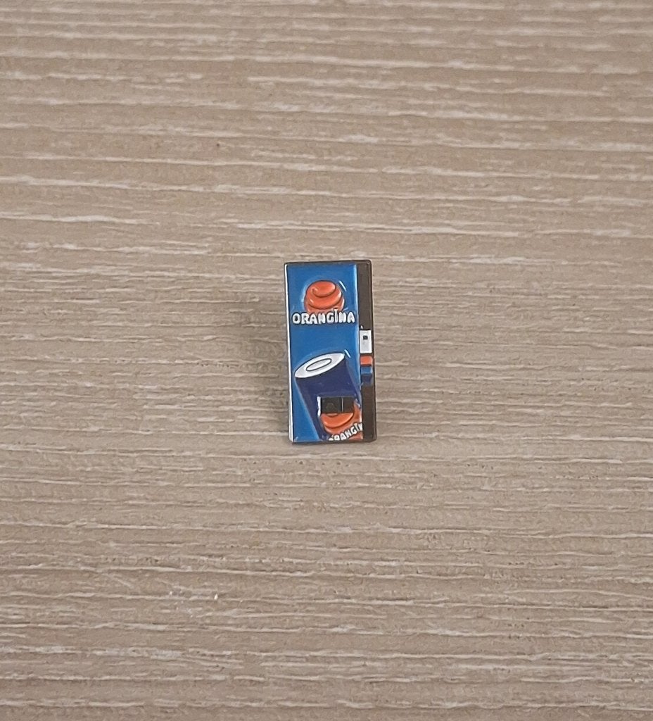 PIN - ORANGINA - LIMONADE - LEMONADE, Verzamelen, Speldjes, Pins en Buttons, Verzenden, Gebruikt, Merk, Speldje of Pin
