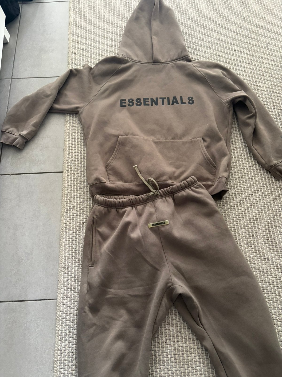 Combinaison d'entraînement Essentials taille L, Vêtements | Femmes, Enlèvement ou Envoi, Comme neuf, Taille 42/44 (L)