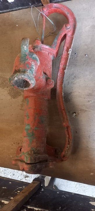 Oude gietijzer handwaterpomp, Tuin en Terras, Ophalen
