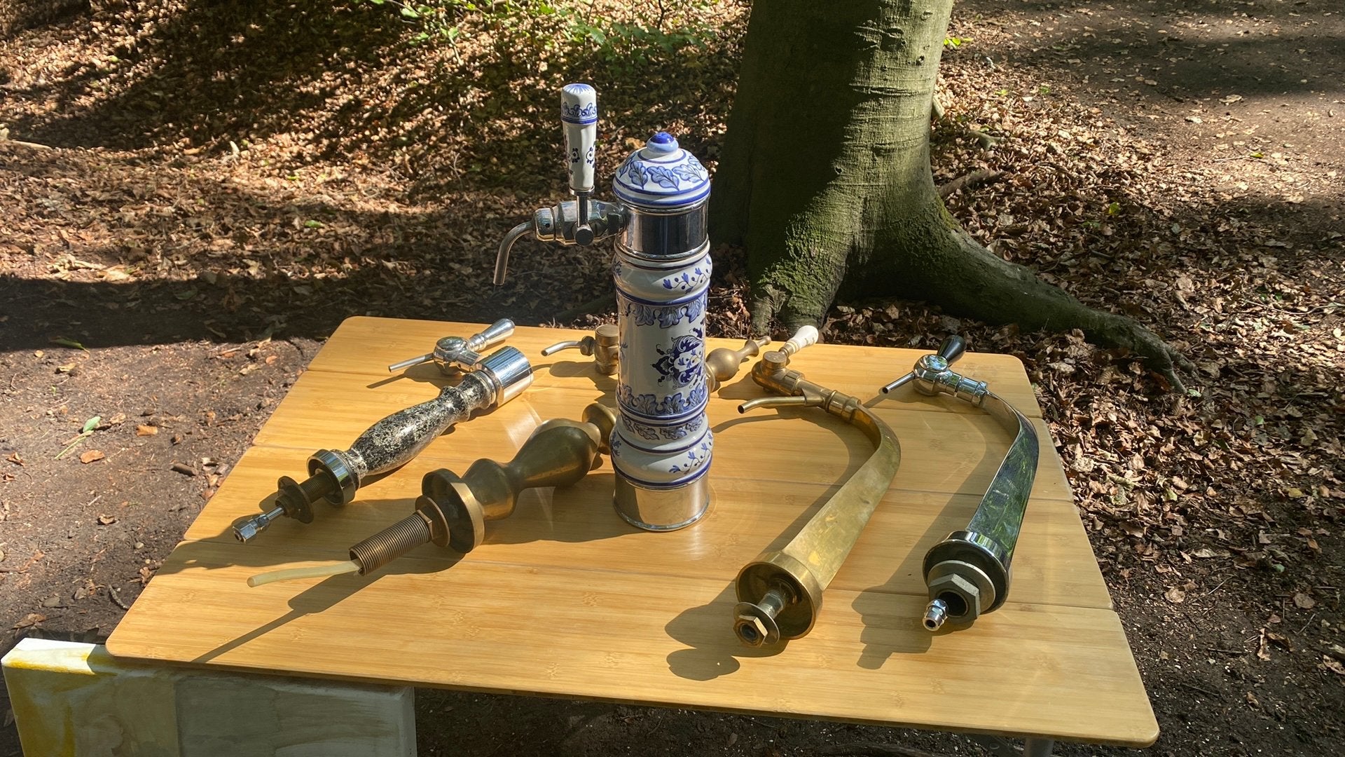 Originele oude en meer recente tapkraan., Ophalen