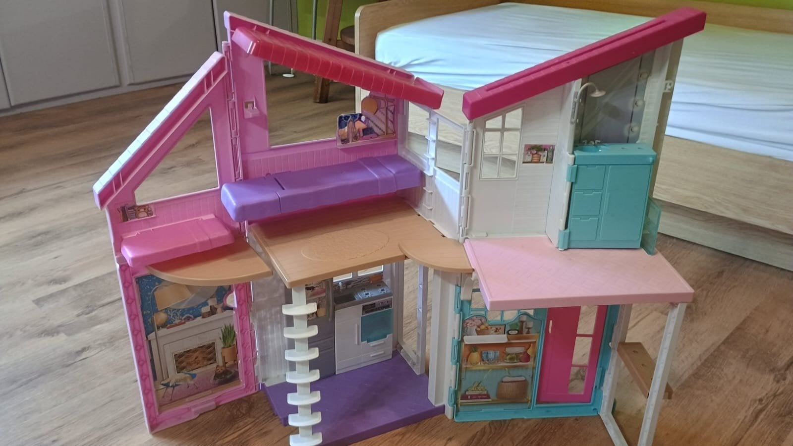 Barbiehuis met poppen en accesoires, Ophalen, Zo goed als nieuw, Poppenhuis