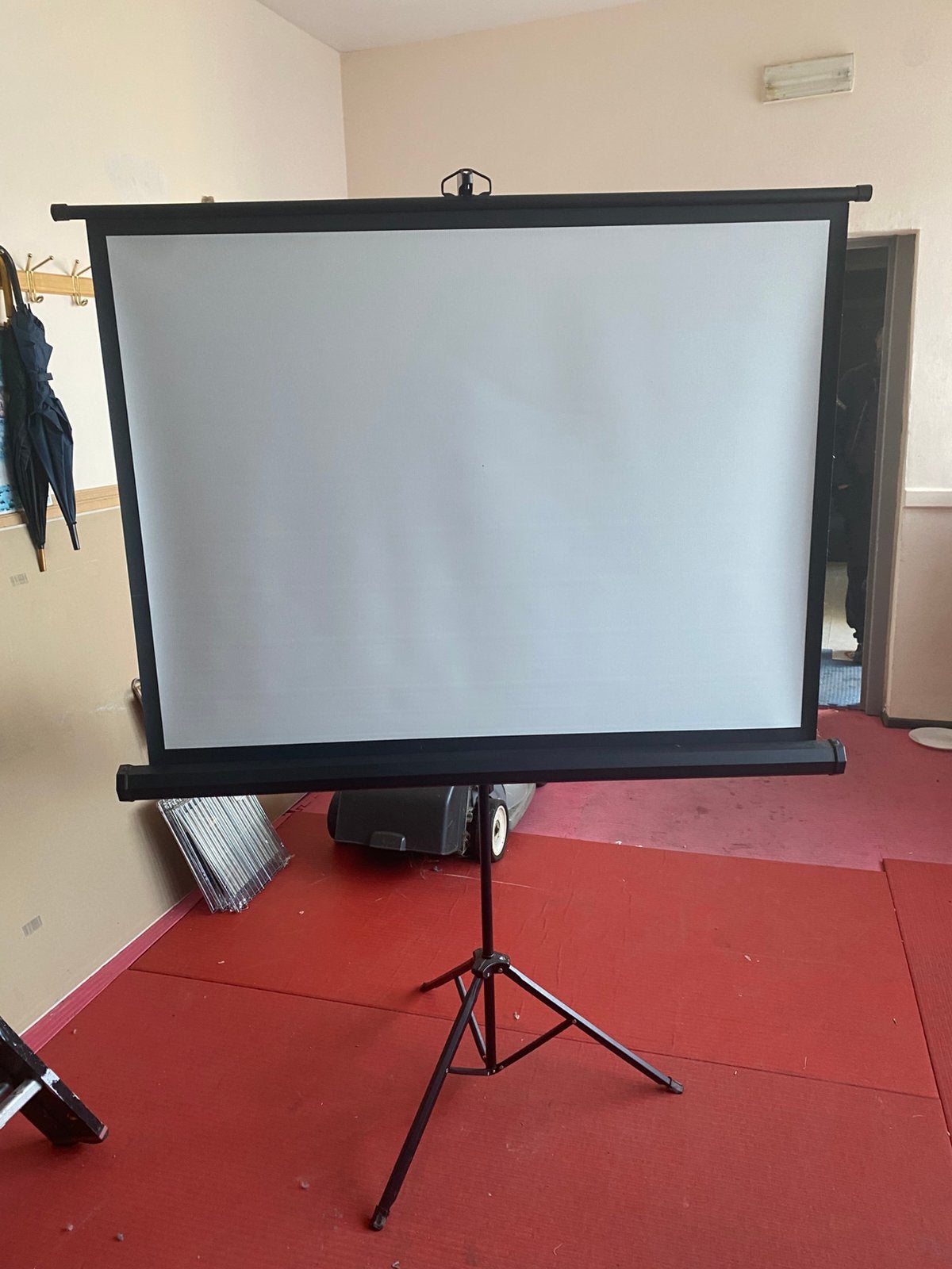 Draagbaar Projectiescherm op Statief / Driehoek (Zwart), Audio, Tv en Foto, Projectieschermen, Ophalen