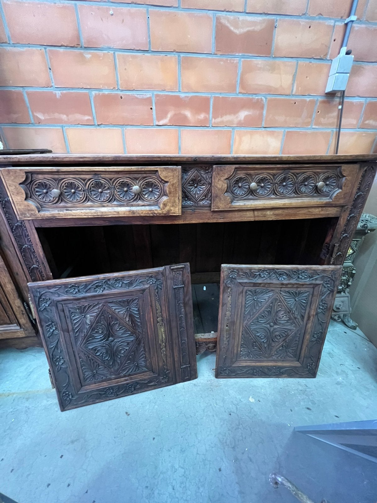 Ancien buffet en bois sculpté –  noyer – XIXᵉ siècle, Enlèvement