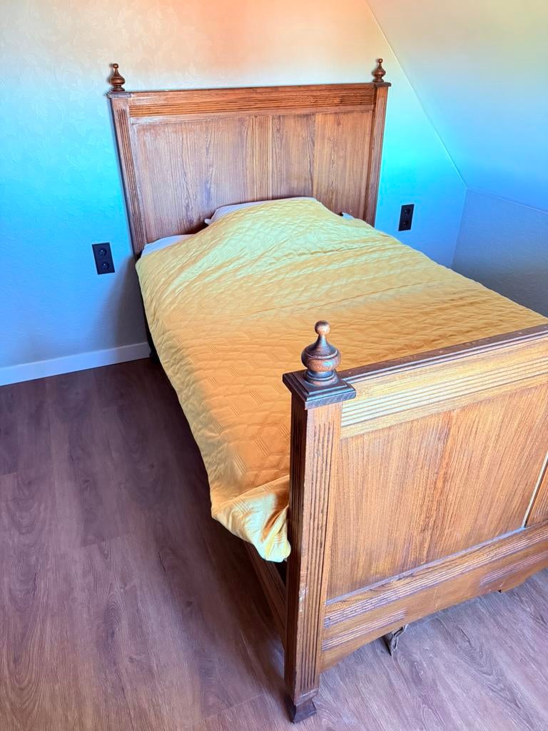 Massief houten bed met hoofdeinde 140 cm breed, Ophalen