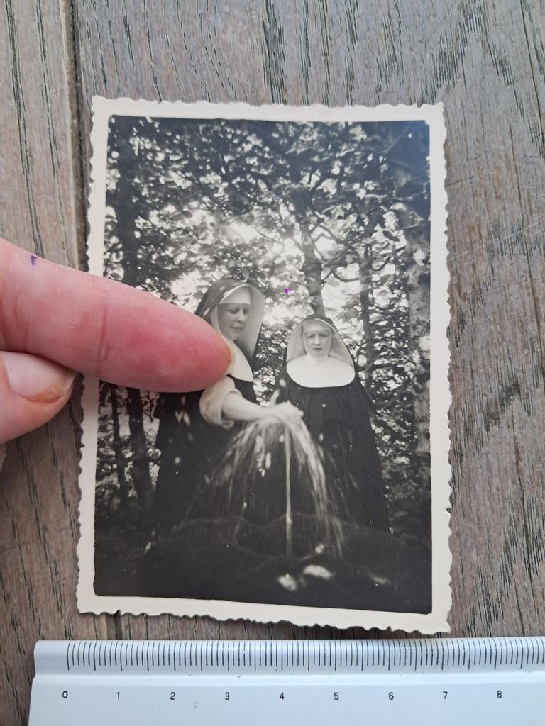 Retro foto van nonnen in oude klederdracht, Verzamelen, Ophalen of Verzenden