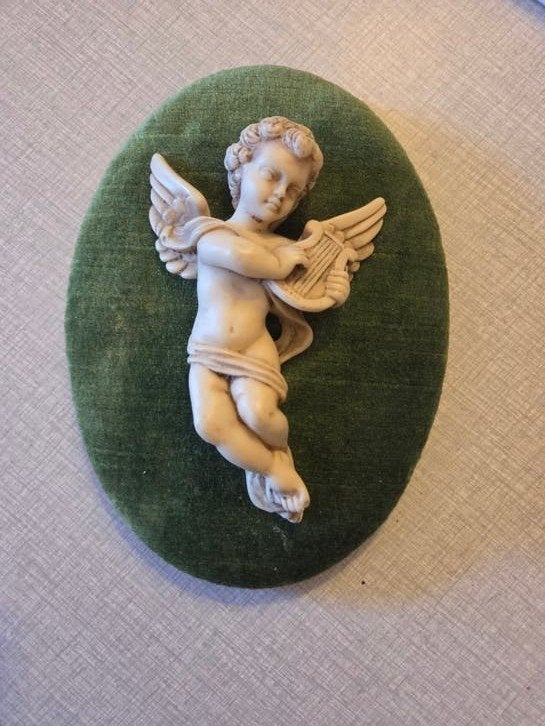 Putti vintage sur mur de velours., Enlèvement ou Envoi, Comme neuf, Image, Christianisme | Catholique