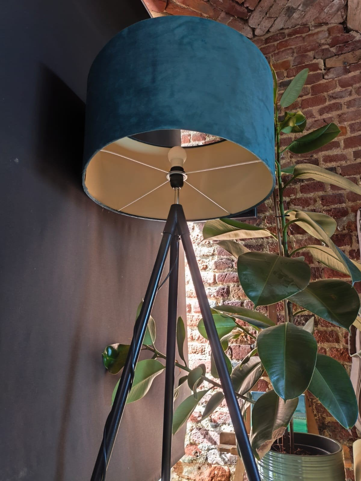 Lampadaire trépied, abat-jour en velours vert, Enlèvement, Comme neuf, Métal, 150 à 200 cm
