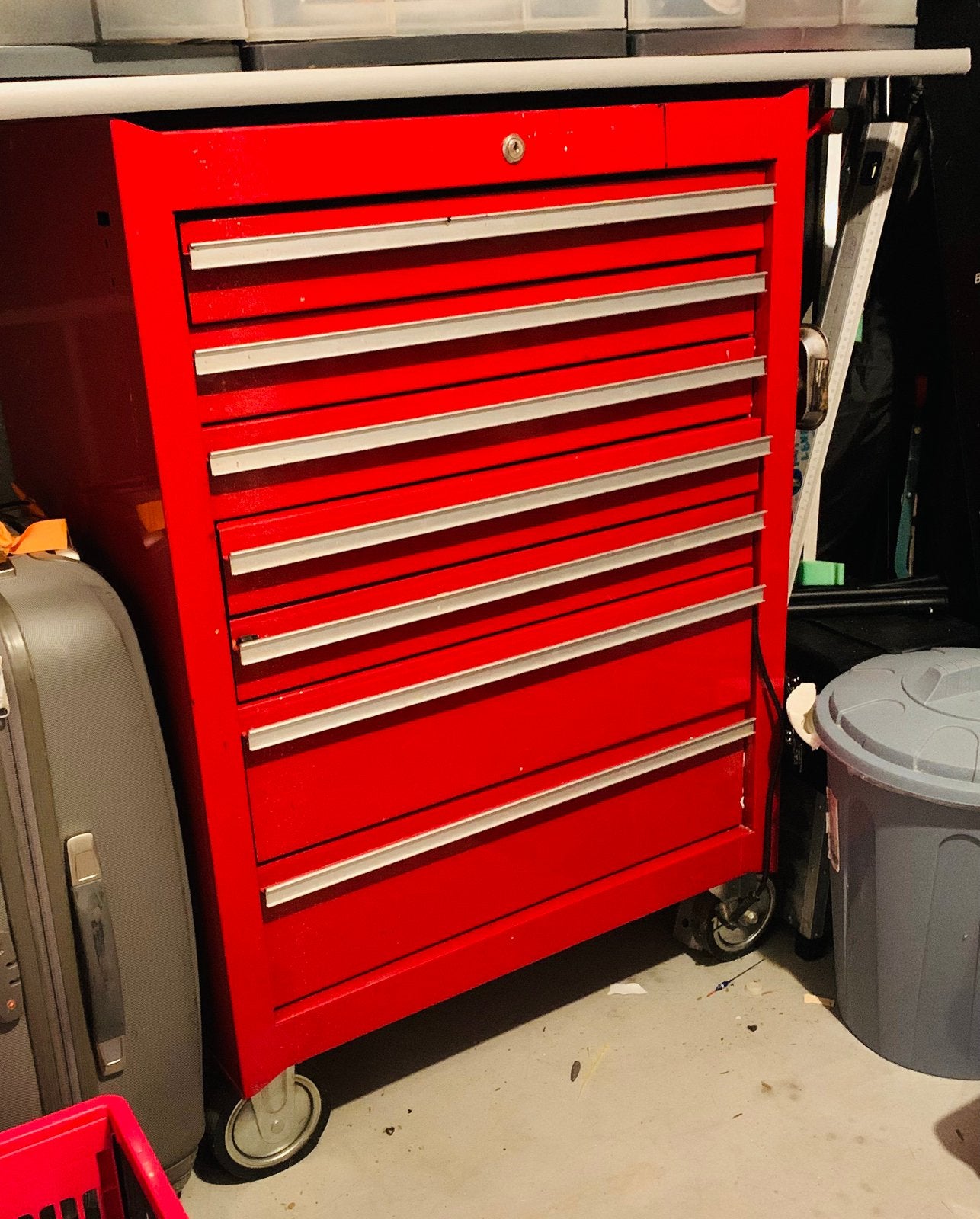 Armoire d'équipement., Enlèvement