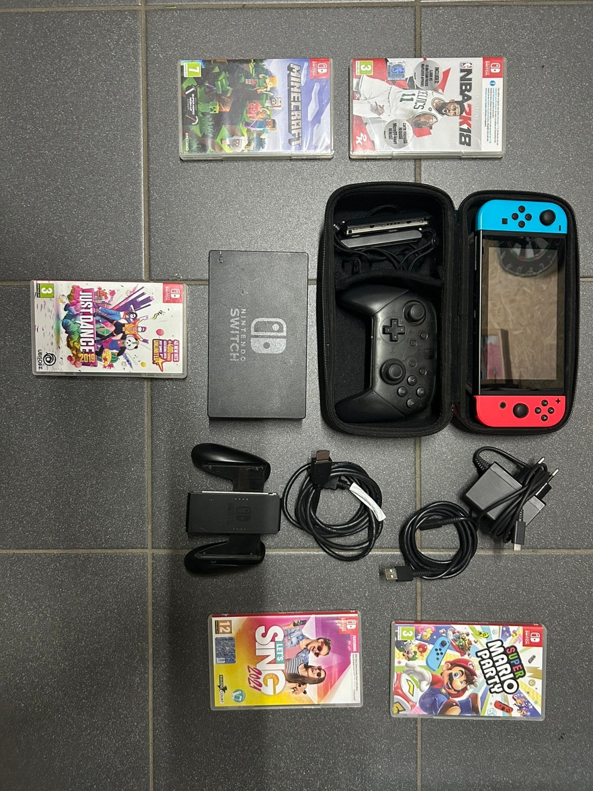 Kit Nintendo Switch avec manette Pro et 5 jeux, Enlèvement ou Envoi, Comme neuf, Switch Original, Avec jeux